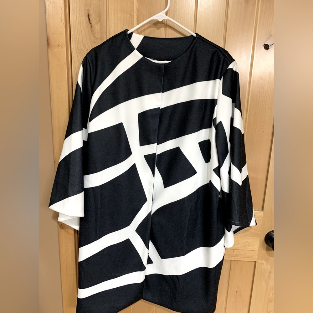 FHQ Women’s Butterfly-wing Sleeve Jacket.